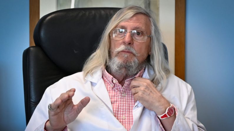 Le professeur français Didier Raoult, biologiste et professeur de microbiologie, spécialisé dans les maladies infectieuses et directeur de l'Institut d'Infection IHU Méditerranée (Photo par GERARD JULIEN/AFP via Getty Images)