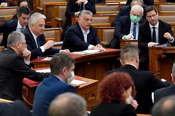 -Le Premier ministre hongrois Viktor Orban vote avec d'autres représentants sur le projet de loi du gouvernement sur la protection contre le nouveau coronavirus lors de la session plénière du Parlement hongrois à Budapest, Hongrie le 30 mars 2020. Photo par ZOLTAN MATHE / PISCINE / AFP via Getty Images.