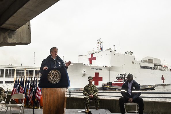 -Le maire de New York, Bill de Blasio, s'adresse aux membres de la presse après l'arrivée de l'hôpital USNS Comfort au Pier 90 sur l'Hudson RIver le 30 mars 2020 à New York. Les 1 000 lits et les 12 salles d'opération du navire aideront à réduire la pression sur les hôpitaux de New York, dont beaucoup sont désormais submergés de patients COVID-19. Photo de Stephanie Keith / Getty Images.