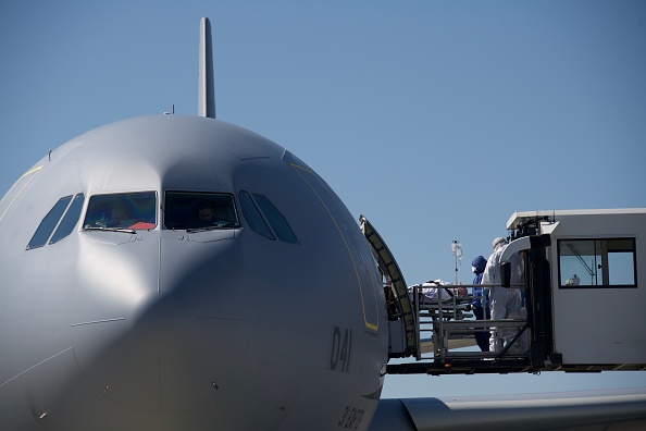 Image d'illustration. Un patient atteint du virus de Wuhan transféré par avion à l'aéroport de Bâle-Mulhouse. (SEBASTIEN BOZON/AFP via Getty Images)