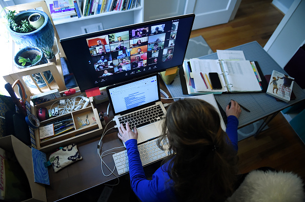 La plateforme Zoom a dépassé les 200 millions de participants à des réunions quotidiennes en mars contre 10 millions en décembre dernier. (Photo : OLIVIER DOULIERY/AFP via Getty Images)