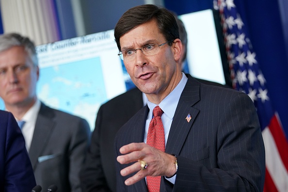 Le secrétaire à la Défense, Mark Esper, prend la parole lors du briefing quotidien sur le nouveau coronavirus, à la Maison Blanche le 1er avril 2020, à Washington, DC.  (Photo : MANDEL NGAN/AFP via Getty Images)