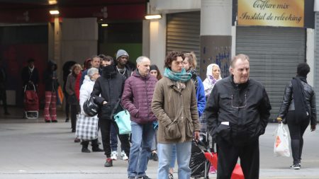 Coronavirus : « Il a hurlé à ma fille de 7 ans : tu sors de là ! », des parents isolés ne peuvent pas entrer dans certains magasins accompagnés de leurs enfants