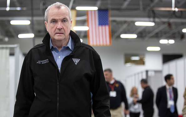 Le gouverneur du New Jersey, Phil Murphy, visite un hôpital de campagne d'urgence en préparation au Meadowlands Expo Center le 2 avril 2020 à Secaucus, New Jersey. (Photo : Michael Mancuso-Pool/Getty Images)