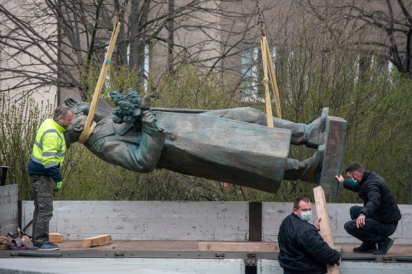 -Les travailleurs chargent sur un camion la statue du général soviétique et maréchal de l'Union soviétique Ivan Stepanovic Konev, enlevée le 3 avril 2020 à Prague. Photo de MICHAL CIZEK / AFP via Getty Images.