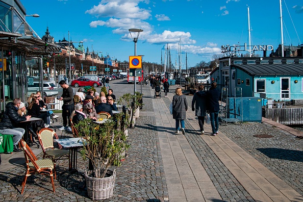 -Les gens se réunissent dans un restaurant le 4 avril 2020 à Stockholm pendant la nouvelle pandémie du coronavirus COVID-19. Photo par Jonathan NACKSTRAND / AFP via Getty Images.