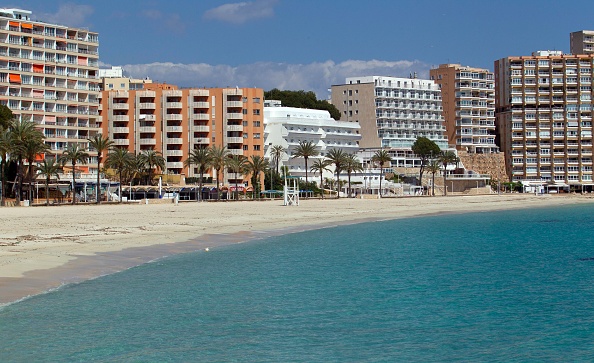 -La plage déserte de Palmanova à Calvia, le 4 avril 2020, lors d'un verrouillage national pour empêcher la propagation de la maladie COVID-19. Photo par JAIME REINA / AFP via Getty Images.