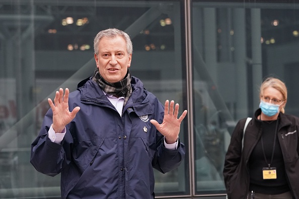 Le maire de New York, Bill de Blasio, souhaite la bienvenue aux membres médicaux de l'US Navy qui se sont portés volontaires à travers le pays pour rejoindre la 44e Brigade médicale au Jacob K.Javits Center le 5 avril 2020 à New York.(Photo : BRYAN R. SMITH/AFP via Getty Images)