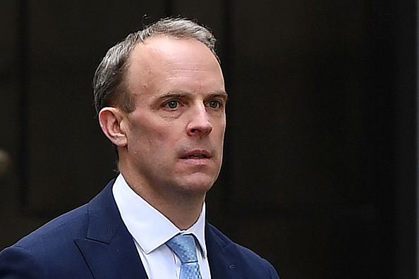 Le ministre britannique des Affaires étrangères Dominic Raab arrive au 10 Downing Street, à Londres, le 6 avril 2020. (Photo : DANIEL LEAL-OLIVAS/AFP via Getty Images)