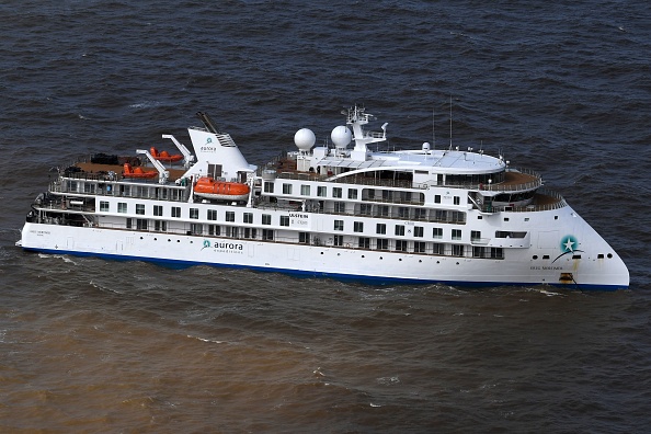 Le navire de croisière australien Greg Mortimer au large du port de Montevideo le 7 avril 2020. (Photo : PABLO PORCIUNCULA/AFP via Getty Images)