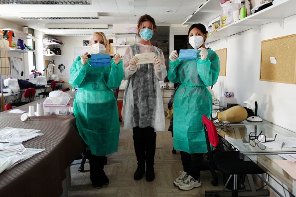 Fabrication de masques "made in Cannes" dans un atelier à Cannes. (Photo : VALERY HACHE/AFP via Getty Images)