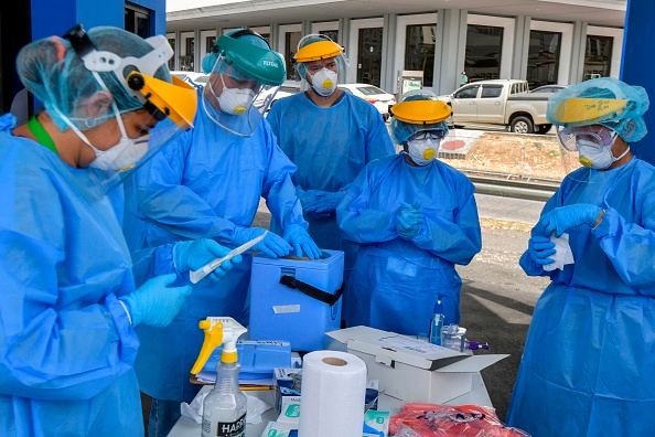 Les tests au volant ont commencé dans le quartier de San Francisco, le quartier avec la plupart des cas de nouveau coronavirus à Panama City. Photo de Luis ACOSTA / AFP via Getty Images.