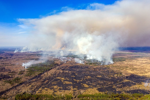 -Un feu de forêt brûlant dans une zone d'exclusion à 30 kilomètres (19 milles) de Tchernobyl en Ukraine, non loin de la centrale nucléaire, Le 12 avril 2020. Quelque 400 pompiers combattent cet incendie qui a éclaté le 4 avril 2020 dans la zone boisée autour du réacteur de Tchernobyl en ruine qui a explosé en 1986 lors du pire accident nucléaire du monde. Photo de Volodymyr Shuvayev / AFP via Getty Images.