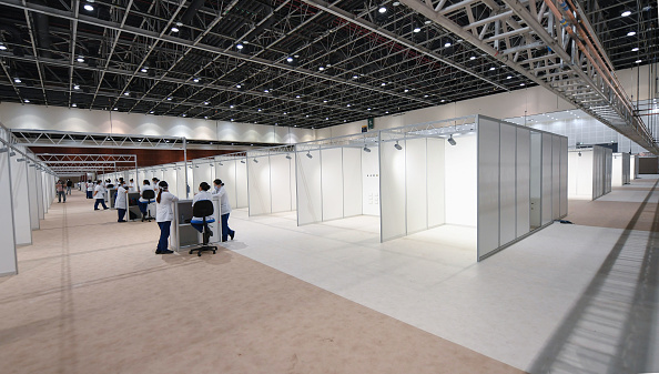 Un immense hôpital de campagne en construction par le gouvernement de Dubaï aux Émirats arabes unis, le 14 avril 2020, avec une capacité de plus de 3000 patients au Dubai International Convention and Exhibition Centre. (Photo : KARIM SAHIB/AFP via Getty Images)