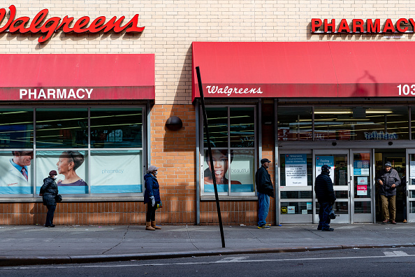 Les gens font la queue à l'extérieur de Walgreens sur l'avenue Westchester le 14 avril 2020 dans le quartier du Bronx à New York.(Photo : David Dee Delgado/Getty Images)