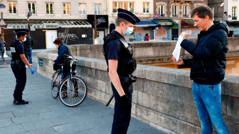 La police effectue des contrôles le 15 avril 2020, alors que la France est en état d'alerte pour freiner la propagation de la pandémie COVID-19, causée par le "virus du PCC" parce que la dissimulation et la gestion déplorable du Parti communiste chinois ont permis au virus de se propager dans toute la Chine avant d’être transmis dans le monde entier. (Photo by THOMAS COEX/AFP via Getty Images)