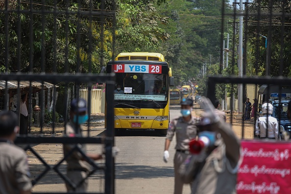 -Un bus transporte des prisonniers qui seront libérés de la prison d'Insein à Yangon le 17 avril 2020, dans le cadre d'une amnistie annuelle à des milliers de prisonniers et les craintes de coronavirus saisissant le pays. Photo par Sai Aung MAIN / AFP via Getty Images.