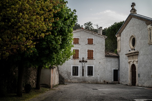 -Une photo prise le 17 avril 2020 montre l'entrée des couvents des Capucins à Crest lors d'un verrouillage strict du pays visant à freiner la propagation du COVID-19. « Il fallait faire de la place dans la cave », explique Hubert Le Bouquin, moine du couvent. En trois semaines, cinq moines sur onze sont morts des conséquences du COVID-19. Photo de JEFF PACHOUD / AFP via Getty Images.