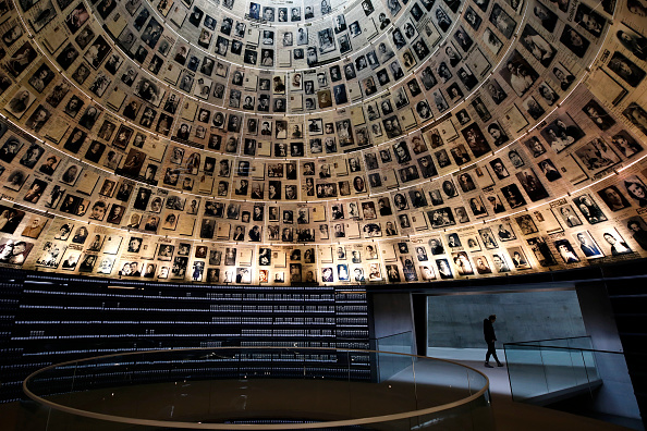 -Une photo prise le 20 avril 2020 montre une caméra passant devant la salle des noms, portant les noms et les photos des victimes juives de l'Holocauste, au musée commémoratif de l'Holocauste Yad Vashem à Jérusalem. Yom HaShoah en hébreu va être exclusivement numérique pour la première fois. Photo by MENAHEM KAHANA/AFP via Getty Images.