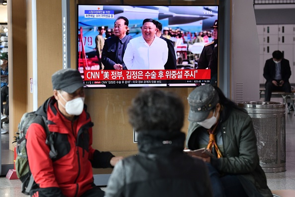 -Les gens regardent un reportage télévisé montrant des images du leader nord-coréen Kim Jong Un, dans une gare de Séoul le 21 avril 2020. Photo de Jung Yeon-je / AFP via Getty Images.