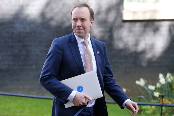 -Le secrétaire britannique à la Santé, Matt Hancock, assure que Boris Johnson est en très bonne forme et qu’il récupère manifestement. Photo par Isabel Infantes / AFP via Getty Images.