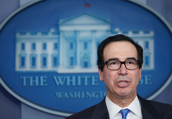 Le secrétaire au Trésor américain Steven Mnuchin a déclaré dimanche que l'administration américaine envisageait d'accorder des prêts aux entreprises pétrolières afin de sauver cette industrie mise à mal par les prix bas. (Photo : MANDEL NGAN/AFP via Getty Images)