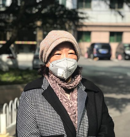 -L’écrivain chinois Fang Fang en conversation avec les médias à Wuhan, dans la province centrale du Hubei en Chine le 22 février 2020. Après que Wuhan a été isolée du monde, l'écrivain chinois de renom Fang Fang a commencé un journal en ligne sur la tragédie des coronavirus qui se déroule dans sa ville natale. Photo par STR / AFP via Getty Images.