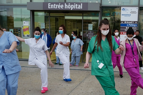 Une centaine de soignants a participé à l'événement. (VALERY HACHE/AFP via Getty Images)