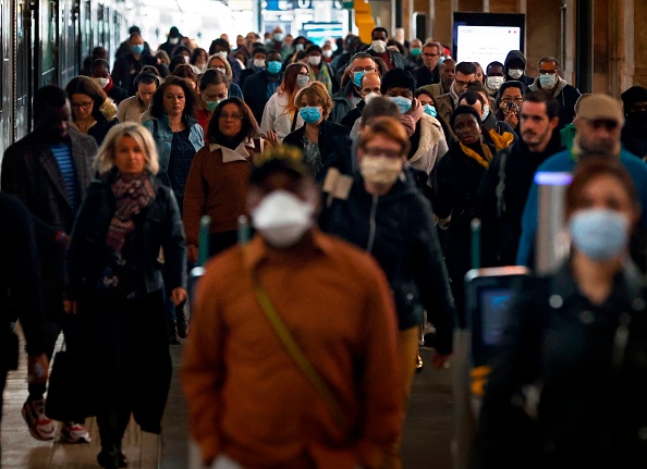 L'absence du port du masque dans les transports publics pourrait être sanctionné d'une amende de l'ordre de 135 euros à partir du 11 mai. (Photo : THOMAS COEX/AFP via Getty Images)