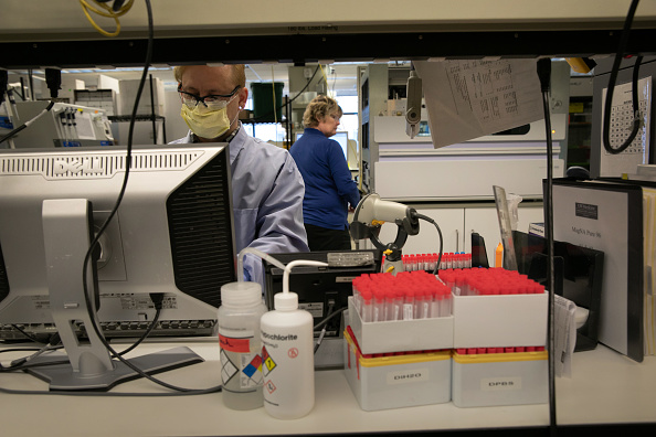 -Un scientifique de laboratoire médical teste le coronavirus au laboratoire de virologie de l'Université de Washington le 13 mars 2020 à Seattle. Photo de John Moore / Getty Images.