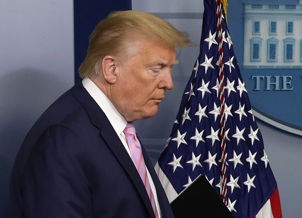 Le président américain Donald Trump arrive pour prendre la parole lors du briefing quotidien du groupe de travail sur le coronavirus de la Maison Blanche, le 10 avril 2020 à Washington, DC. (Photo : Alex Wong/Getty Images)