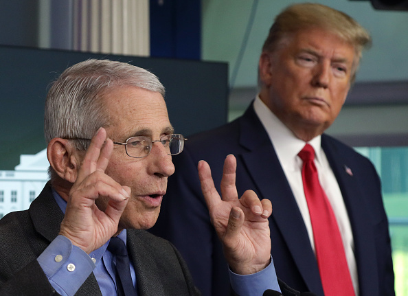 Le Dr Anthony Fauci, directeur de l'Institut national des allergies et des maladies infectieuses prend la parole lors de la séance d'information quotidienne du Groupe de travail sur le coronavirus de la Maison Blanche au James Brady Press Briefing Room de la Maison Blanche le 13 avril 2020 à Washington DC. Photo par Alex Wong / Getty Images.