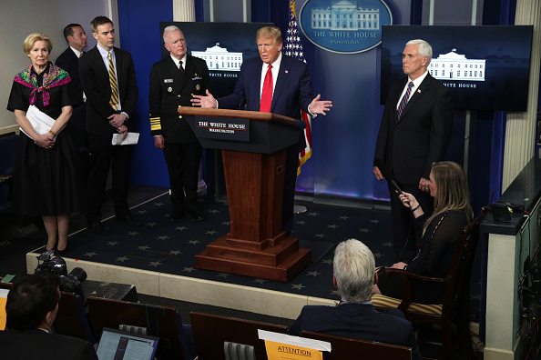 -La pandémie a fait perdre l’emploi à 22 millions d'Américains, le Président américain annonce suspendre temporairement l’immigration, le temps d’une reprise. Photo par Alex Wong / Getty Images.