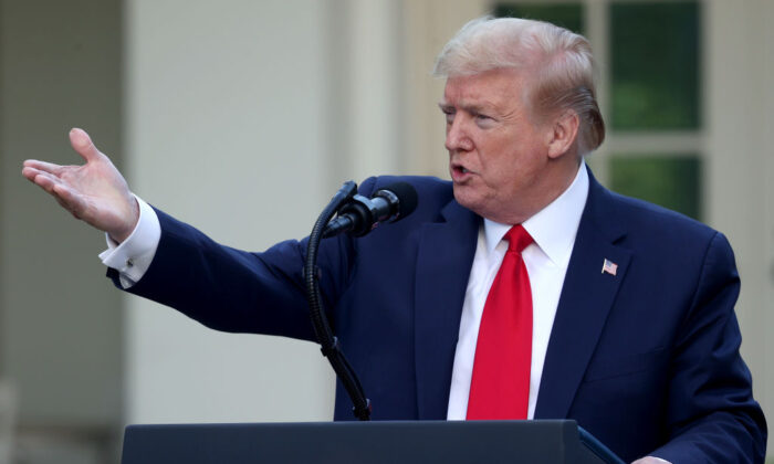 Le président américain Donald Trump répond aux questions lors de la conférence de presse quotidienne du comité de travail sur le coronavirus dans la roseraie de la Maison-Blanche à Washington le 27 avril 2020. (Win McNamee/Getty Images)