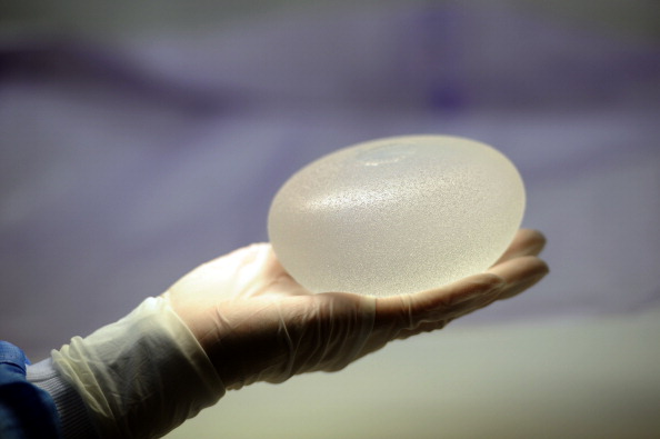 Une femme visée par une balle a été sauvée grâce à son implant. (Photo : MIGUEL MEDINA/AFP via Getty Images)