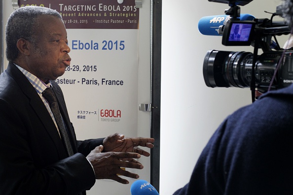 -Le directeur de l'Institut national de recherche biomédicale, Jean-Jacques Muyembe de la République démocratique du Congo s'adresse à la presse le 28 mai 2015 à Paris. Le Dr Muyembe a reçu le prix Christophe Merieux 2015 pour sa recherche sur Ebola. Photo MATTHIEU ALEXANDRE / AFP via Getty Images.