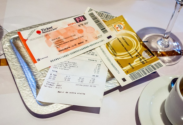  Le ticket restaurant modifié à 95 euros servira à payer ses courses en une seule fois dans les supermarchés. (Photo : PHILIPPE HUGUEN/AFP via Getty Images)