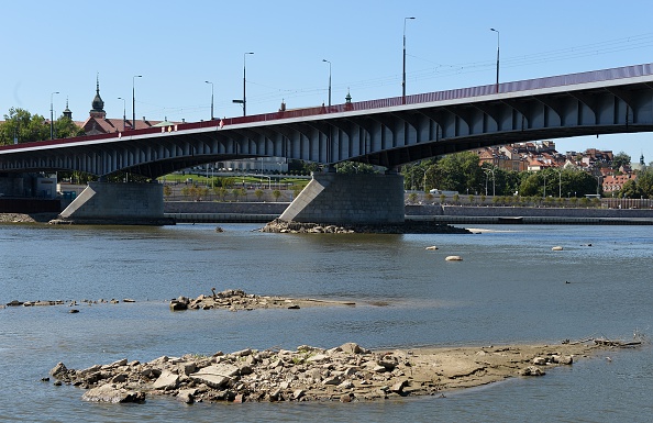 -Illustration-La plus grande rivière de Pologne, la Vistule, est représentée à son plus bas niveau d'eau depuis 1789 en raison d'une récente sécheresse, à Varsovie. JANEK SKARZYNSKI / AFP via Getty Images.