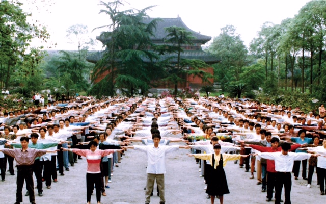 Les pratiquants de Falun Gong se réunissent dans un parc de la ville de Chengdu, en Chine, pour des exercices matinaux, dans les années 1990, avant que la persécution contre la pratique de la méditation ne commence. (Faluninfo.net)