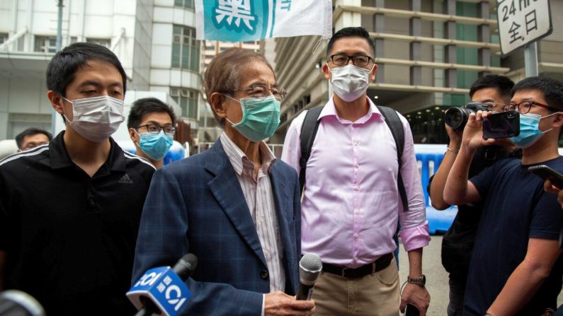 L'ancien législateur et militant pro-démocratie Martin Lee (c-g) s'entretient avec des membres des médias alors qu'il quitte le poste de police du district central de Hong Kong le 18 avril 2020, après avoir été arrêté et accusé d'avoir organisé et participé à un rassemblement illégal en août dernier. (Isaac Lawrence/AFP via Getty Images)