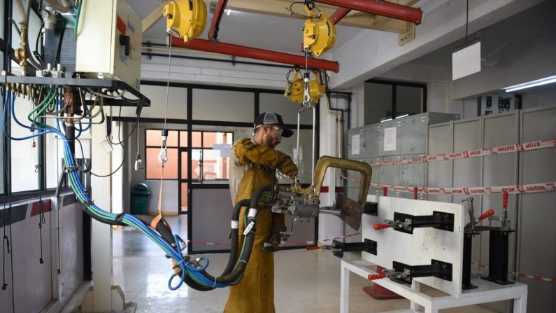 Un étudiant travaille sur une machine à souder à l'Institut de fabrication Japon-Inde (JIM) de l'université Ganpat à Kherva, en Inde, le 26 novembre 2018. (Sam Panthaky/AFP/Getty Images)