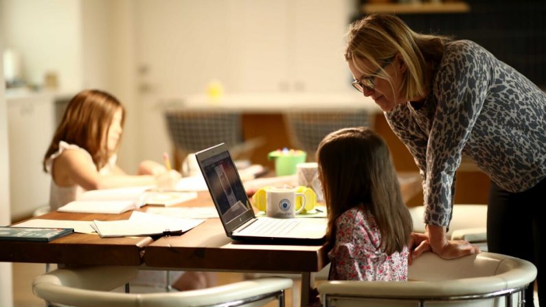 Daisley Kramer aide sa fille Meg, élève de maternelle, à faire ses devoirs à la maison à San Anselmo, en Californie, le 18 mars 2020. (Ezra Shaw/Getty Images)