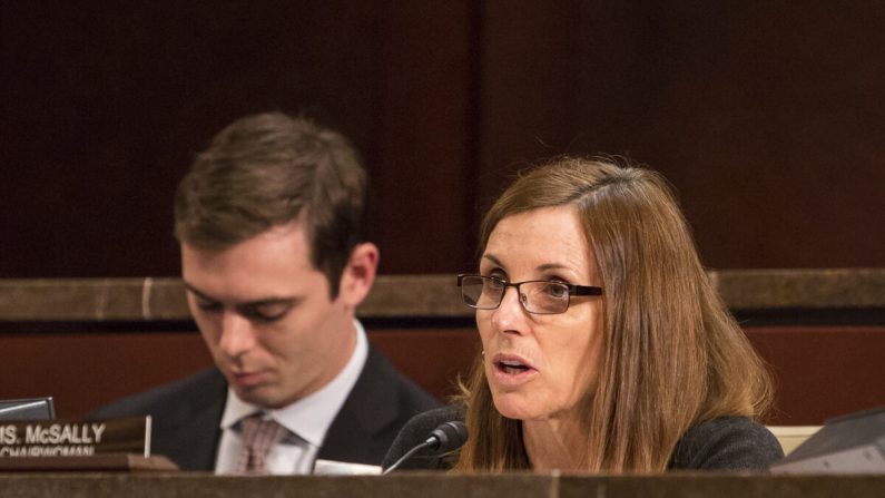 La sénatrice Martha McSally (Républicaine-Arizona.) lors de l'audition de la sous-commission de la sécurité frontalière et maritime consacrée aux menaces sur la frontière entre les États-Unis et le Canada, au Capitole de Washington, le 14 novembre 2017. (Samira Bouaou/The Epoch Times)