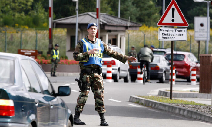 Un policier militaire américain contrôle une voiture entrant aux États-Unis, base aérienne de Ramstein, 5 septembre 2007, (Torsten Silz/DDP/AFP via Getty Images)