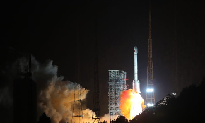 Une fusée Longue Marche-3B transportant les 24e et 25e satellites de navigation Beidou décolle du centre de lancement de satellites de Xichang, en Chine, le 5 novembre 2017. La Chine a lancé les deux satellites Beidou de troisième génération afin de soutenir le développement de son réseau mondial de navigation et de positionnement. (Wang Yulei/China News Service/VCG via Getty Images)