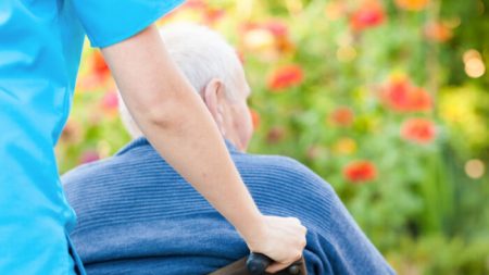 Un grand-père écossais de 75 ans bat le covid-19 bien qu’il n’ait qu’un seul poumon en raison d’un cancer