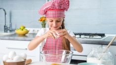 Une petite fille autiste de 8 ans prépare des centaines de gâteaux pour les personnes âgées pendant le confinement du virus