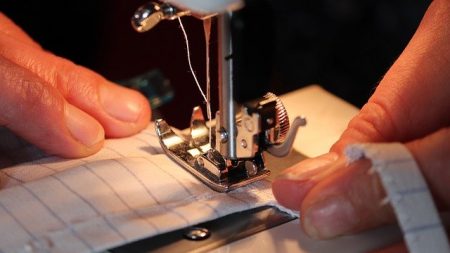 À 100 ans, Amélie, une ancienne couturière, fabrique des masques pour les soignants