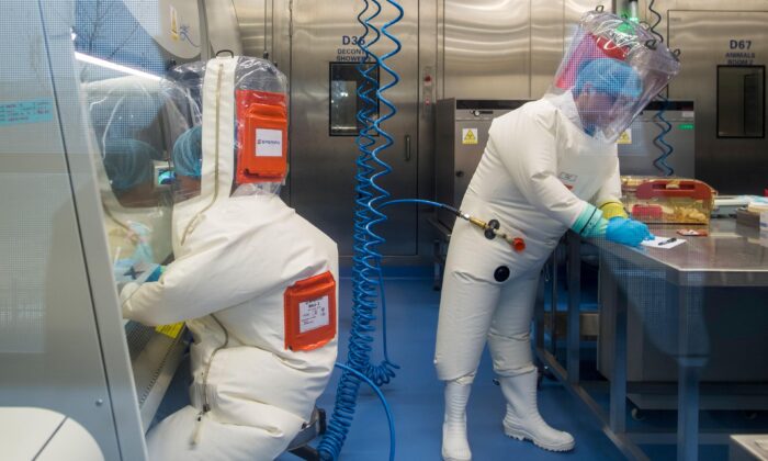 Des personnes travaillent à côté d'une cage avec des souris dans le laboratoire P4 à Wuhan, dans la province de Hubei, en Chine, le 23 février 2017. (Johannes Eisele/AFP via Getty Images)