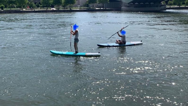 Deux promeneurs ont été surpris en train de faire du paddle sur la Seine par les gendarmes de la brigade fluviale de Rouen le vendredi 8 mai. Crédit : Gendarmerie nationale de Seine-Maritime. 